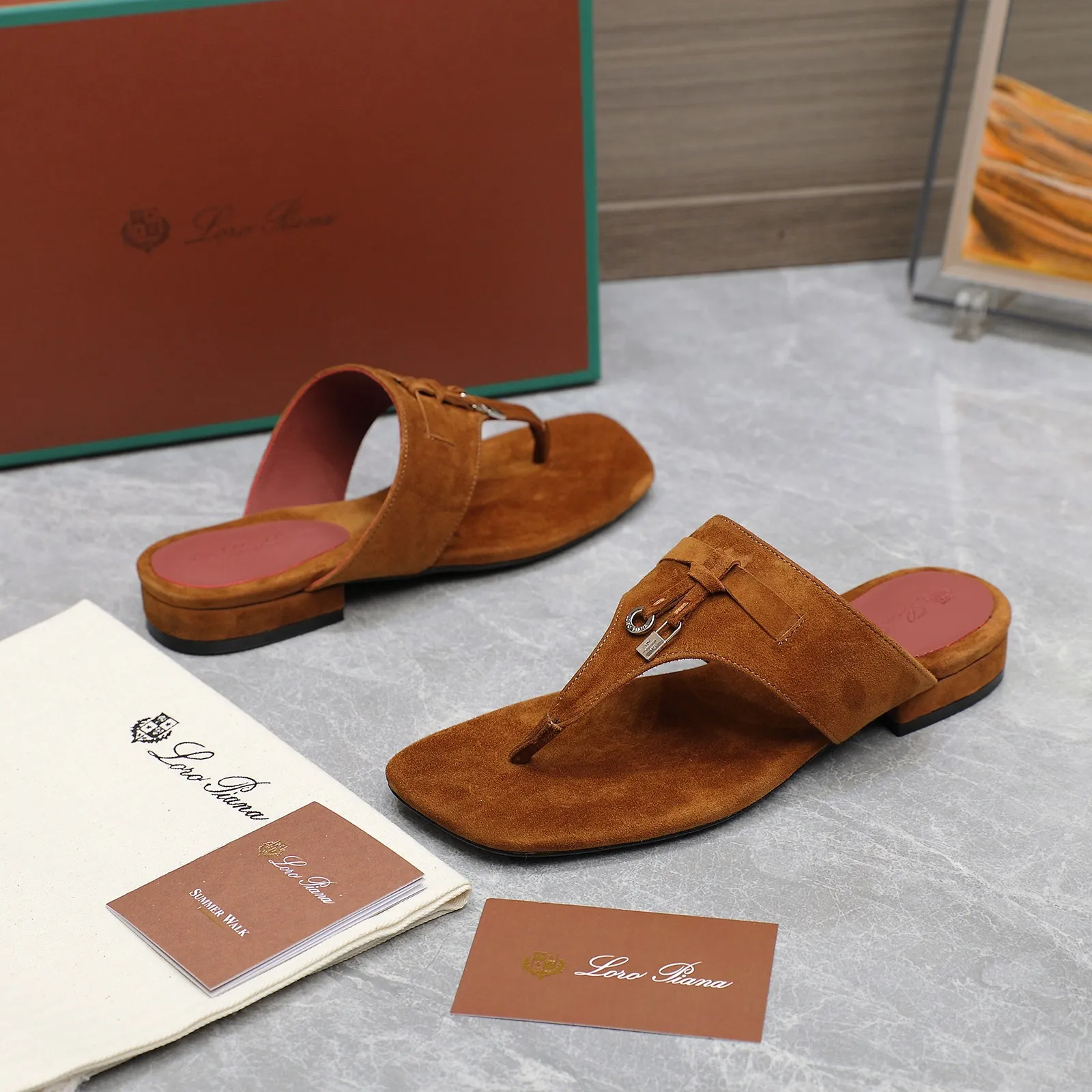 👟👟Ex-factory price 560👟👟 Purchasing-grade [Loro Piana] LP Mindil series T-strap thong sandals ✔️Top quality ✔️Soft sheep leather forms a tailor-made band that meets at the top of the upper and is fixed by a strong elastic ankle design. One is adorned with a discreet horn padlock, the other a gold circle badge. With its simple construction and sophisticated feel, these sandals are ideal for summer. ✔️Material: imported sheepskin fabric, sheepskin lining and feet ✔️Imported genuine leather outsole ✔️Code number: 35-42 (35/41/42 custom-made, non-refundable)